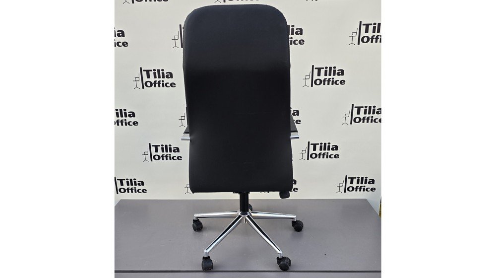 Tilia Nora modern makam koltuğu, siyah döşemeli, akıcı tasarım ve krom yıldız ayak.